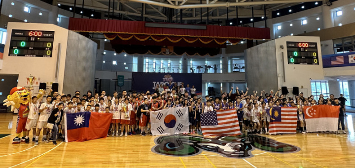 2023 TARO CUP U12國際少年籃球邀請賽4日在陽明高中順利落幕，以台北市南港國小為主體的台灣男、女代表隊與韓國、美國、馬來西亞及新加坡等國小將切磋，成功將冠軍獎盃留在台灣。圖為參賽隊伍合影。