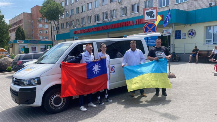 Volunteers display the flags of the Republic of China (Taiwan) and Ukraine in front of the ambulance procured for the Ukrainian city of Rivne's Regional Clinical Hospital. Photo courtesy of Taiwan Stands With Ukraine