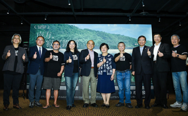 電影「南方，寂寞鐵道」6日舉辦台北首映會，監製沈邑穎（左起）、文化部長史哲、音樂製作人陳明章、導演蕭菊貞、前行政院長蘇貞昌與夫人詹秀齡、監製兼剪接陳博文、交通部長王國材等人出席。（牽猴子提供）