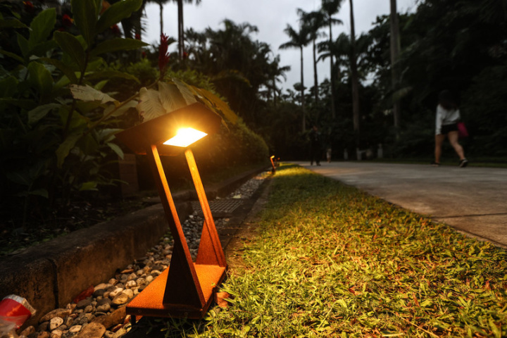 台北植物園植光步道5月31日晚間啟用，為避免燈光造成動植物的傷害，植物園減光改造行動先是降低燈具安裝位置，避免光照影響植物園的樹木生理，這次再獲民間協助，換置燈具後，進一步達成減光害護生態目標。