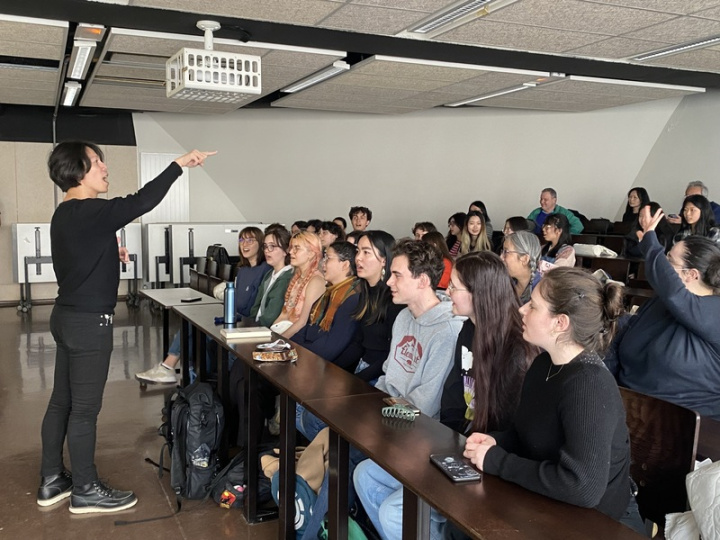 劉展岳積極在法國推動台語教學，於法國國立東方語言與文化學院任教後提案開設台語選修課並成功通過審查投票。他特別注重台語聲調和音樂性，在上課前經常帶著學生做有如歌唱班的發音練習。