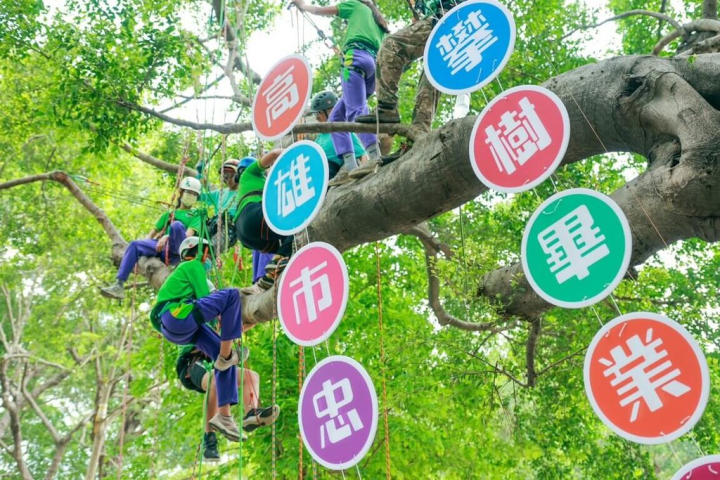 高雄市大寮區忠義國小因校園大樹林立，結合6年山野教育特色，發想舉辦「攀樹領畢業證書」的畢業活動，35名畢業生都完成攀上10公尺高的大樹任務。（忠義國小提供）