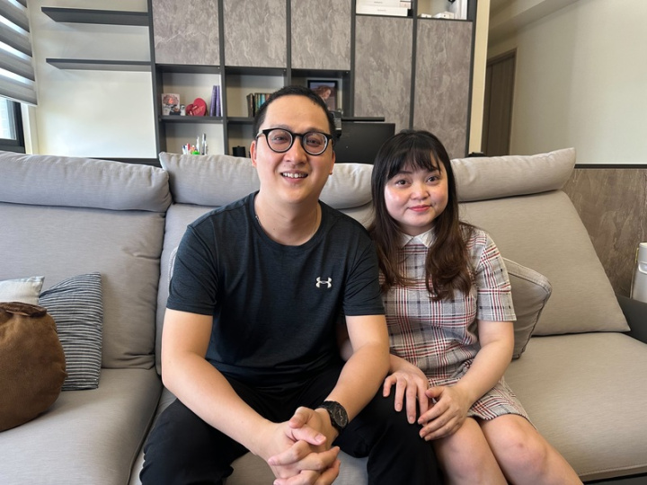 來自越南的黎黃龍（左）與阮秋櫻（右）夫婦熱愛台灣，歸化為台灣人後的他們說，在台灣結婚，在新竹市落地生根，台灣就是家。