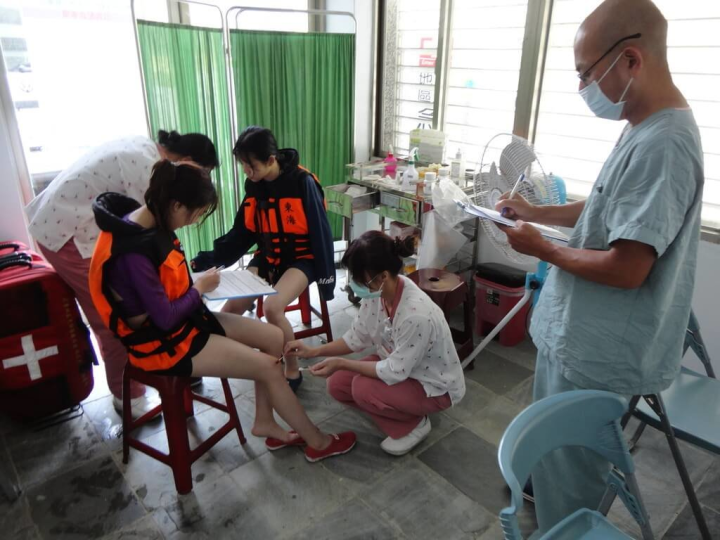 花蓮縣衛生局21日啟動觀光地區行動緊急醫療站服務，提升秀姑巒溪水域活動安全性，花蓮急救責任醫院已連續15年投入專業醫護人力及經費，為遊客提供緊急醫療處置。（花蓮縣衛生局提供）