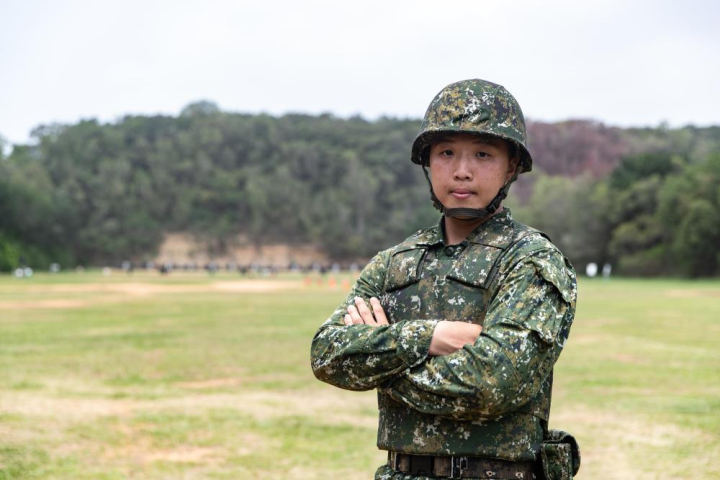 新兵劉威翔在班長循序漸進教導後，可以流暢進行快速反應射擊。（軍聞社記者周力行攝）