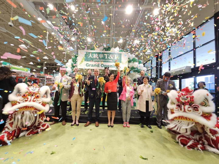 台裔移民經營的加拿大最大的亞洲連鎖超市大統華1日開新店，多人到場祝賀。圖為高貴林市長史都華（Richard Stewart，左3）、大統華執行長李佩婷（Tina Lee，中）、卑詩省專上教育及未來技術廳長羅品珍 （Selina Robinson，右3）。 