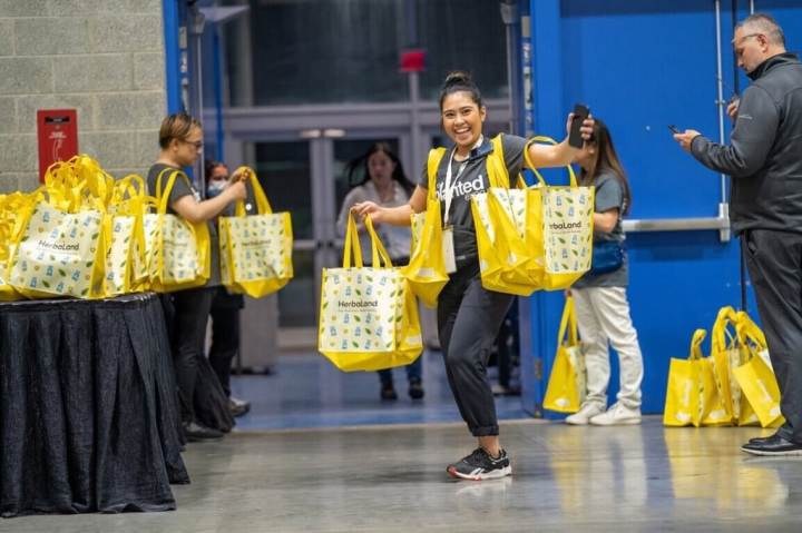 台裔企業家創辦的加拿大最大天然軟糖公司「禾寶藍」（Herbaland）發起種樹活動，消費者每買一袋軟糖，企業就種一棵樹，預計到2025年種植250萬棵樹。（Herbaland提供）