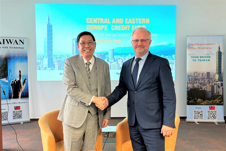 Slovak Deputy Economics Minister Peter Svec (right) shakes hands with Lee Nan-yang Taiwan's representative to Slovakia at a event to promote a credit fund for Central and Eastern European countries on Feb. 22, 2023. Photo courtesy of Taipei Representative Office, Bratislava