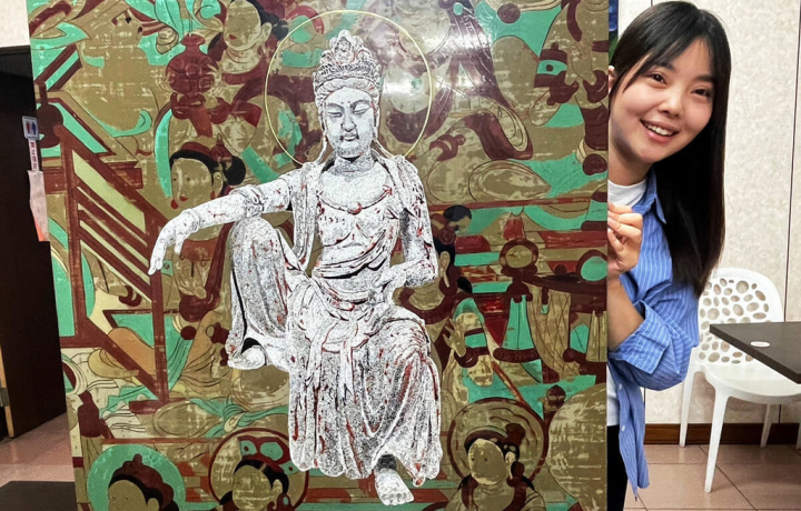 來自中國河南省的李洋（圖）從高中起跟著母親到台東定居，2022年從中國文化大學美術系研究所畢業，擅長漆畫，盼為邊緣化的漆畫開闢一條康莊大道。（李洋提供）