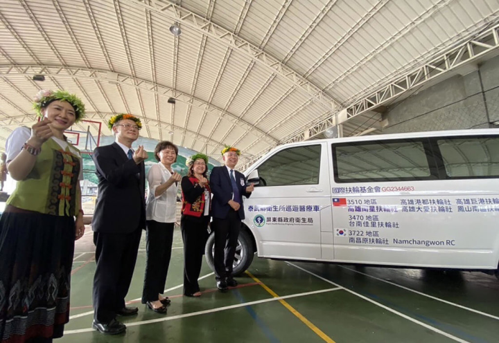 國際扶輪3510地區高雄南星扶輪社號召捐贈巡迴醫療車給屏東縣泰武鄉衛生所，將醫療服務直接送進偏鄉社區，屏東縣衛生局長張秀君（右2）出席捐贈典禮，為扶輪社增進偏遠地區醫療資源表達最大謝意。（屏東縣政府提供）