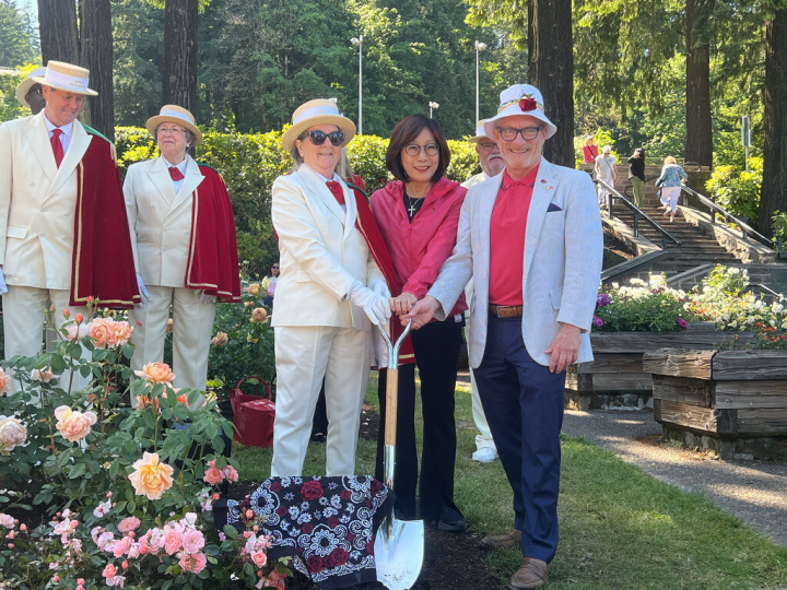 高雄市代表團參與2023年美國波特蘭姊妹市玫瑰節（Rose Festival）活動，高市議長康裕成（前右2）與波特蘭市府代表等人共同種下兩市締盟35週年紀念玫瑰。（高雄市政府行政暨國際處提供）