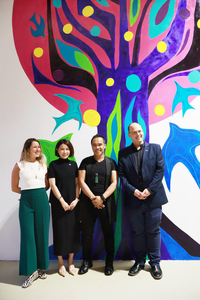 駐以色列代表李雅萍（左2）與優席夫（右2）、貝特雁市長博特（Tzvika Brot）（右）、「設計領航站」執行長沙尼（左）在「生命樹」壁畫前合影。（駐以色列代表處提供）