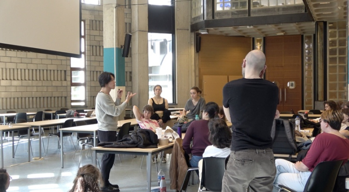 劉展岳同時也在比利時自由大學表演藝術研究所擔任講師，每週來回。他設計課程，帶領學生以台灣的歷史、政治、社會、語言或族群為元素來創作具跨文化特點的表演習作，深受同學歡迎。