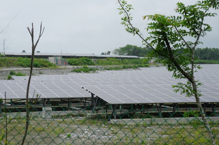 生豐光電場位於新光兆豐農場私有地，面積約66公頃，是鳳林鎮第一處通過合法程序設置的大型光電開發案，位於花44線上，鄰近豐坪大橋。