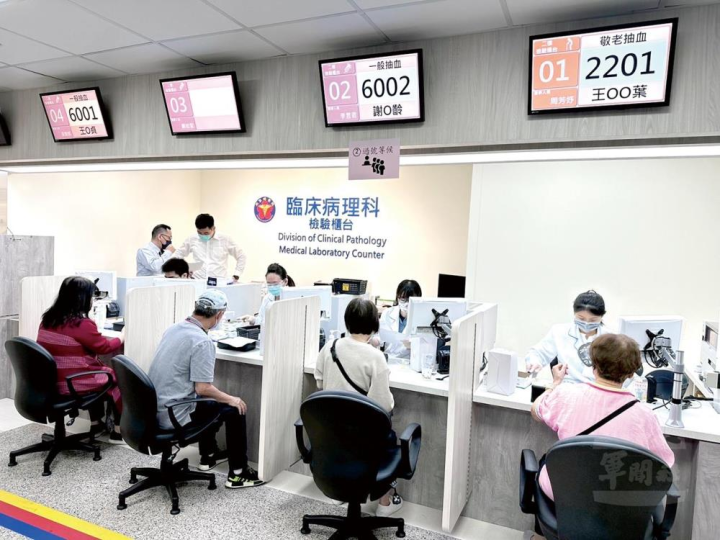 第二抽血櫃台顯示螢幕能夠同步監控一樓的等候人次，適當引導將人次分流。（取自三軍總醫院網站）