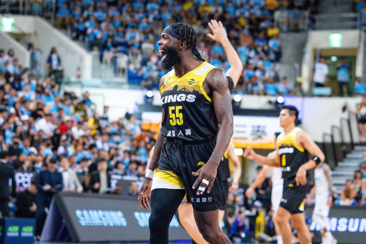 Kenny Manigault, a guard of the New Taipei Kings, shouts during Saturday's game against the Taipei Fubon Braves in the P.LEAGUE+ finals at Taipei Heping Basketball Gymnasium. Photo: PLG