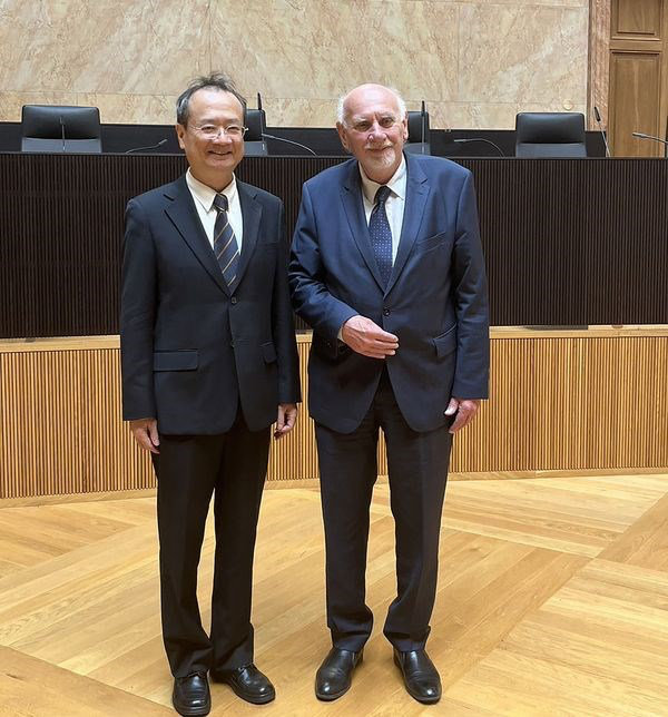 Chief Justice and President of the Judicial Yuan Hsu Tzong-li (left) and President of the Constitutional Court of the Czech Republic Pavel Rychetský pose for a photo during the Taiwan Constitutional Court delegation's visit Wednesday. Photo courtesy of Science and Technology Division of Taipei Representative Office in Czech Republic
