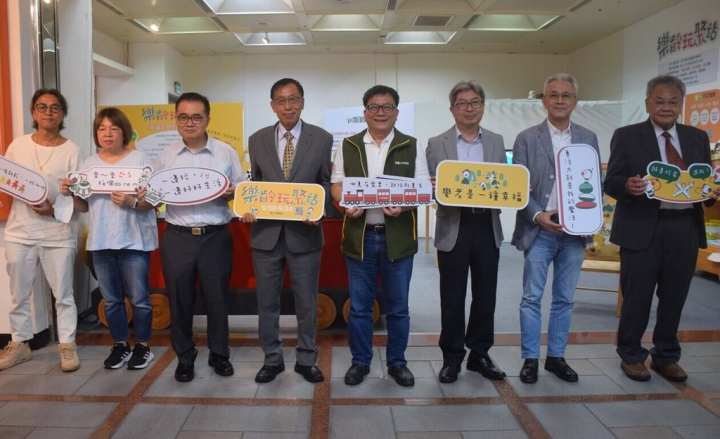 為創造長者工作機會，基督教芥菜種會攜手台灣木製玩具品牌「PlayMe玩偶的家」，在台北市萬華區龍山文創基地舉辦「樂齡玩聚站」開幕同樂會，盼鼓勵熟齡族重返職場、開創有價值的第三人生。（芥菜種會提供）