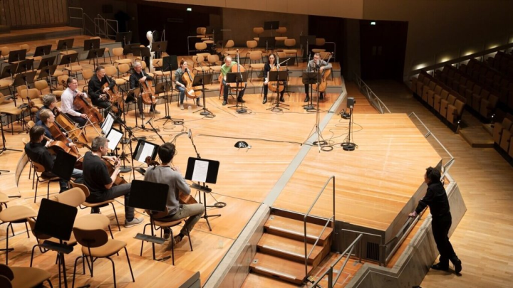 柏林愛樂認證子團柏林愛樂12把大提琴發行台灣民謠專輯，由大提琴家張正傑（右，黑衣者）擔任製作人，收錄「雨夜花」等台灣民謠。（弦外之音提供）