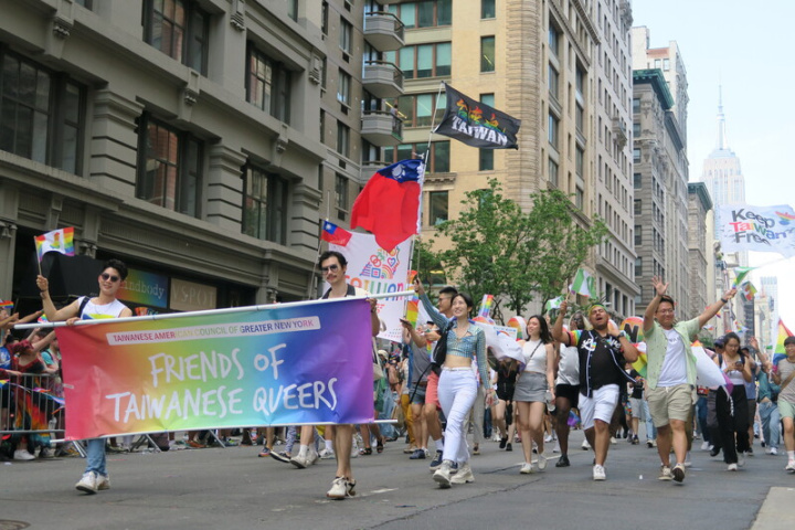 紐約市驕傲遊行25日登場，台灣隊伍步上曼哈頓第五大道，約80名參與者揮舞國旗和各式彩虹旗幟。