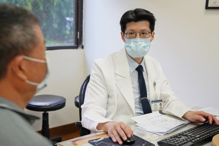 花蓮慈濟醫院泌尿腫瘤科主任江元宏表示，治療攝護腺癌有多種方法，即使是第4期病人，只要跟醫師好好討論治療計畫，多會有良好治療效果，若早期發現早期治療，更可縮短治療計畫與時間。（花蓮慈濟醫院提供）