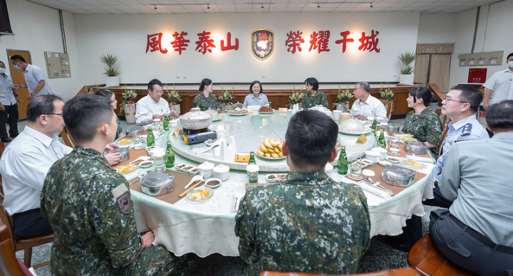 總統勗勉「空軍防空暨飛彈指揮部暨南部區域作戰管制中心」、「陸軍八軍團指揮部」並與重要幹部及官兵代表會餐