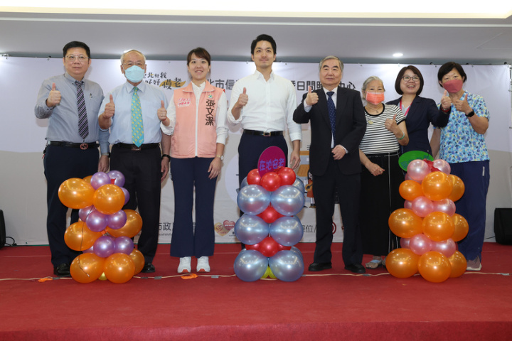 台北市長蔣萬安（左4）19日出席廣慈老人日間照顧中心開幕記者會時宣布，7月起將擴大最高新台幣8萬元居家安全修繕補助對象，預期8成長者符合資格。
