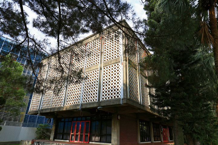 台灣大學農業陳列館，是戰後的現代主義建築，建於1963年，為張肇康建築師所設計，因其琉璃筒管帷幕的設計，被暱稱為「洞洞館」。