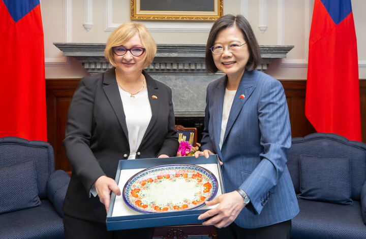 總統與波蘭眾議院外委會副主席芭菟煦合影