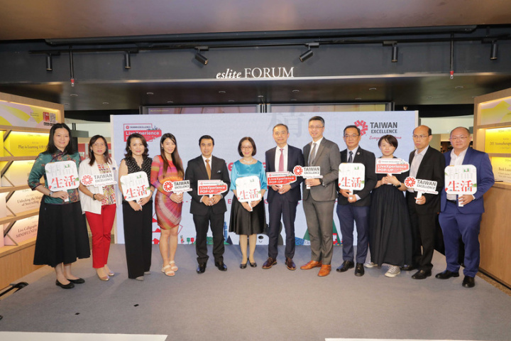 「台灣精品時尚文青快閃店」16日在大馬開幕，圖為駐馬來西亞台北經濟文化辦事處代表葉非比（右7）、外貿協會行銷業務處長李文鉦（右6）、馬來西亞對外貿易發展局處長奈姆（Naim Abdul Rahman，右8）和與會台灣業者等人合影。