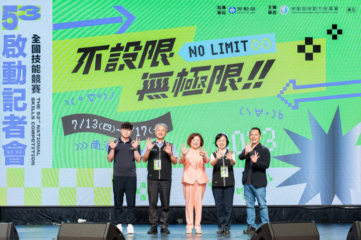 勞動部許銘春部長、勞動力發展署蔡孟良署長、鍾錦季副署長、冷凍空調職類林謙育裁判長及第46屆國際技能競賽冷凍空調職類田佳承國手合影