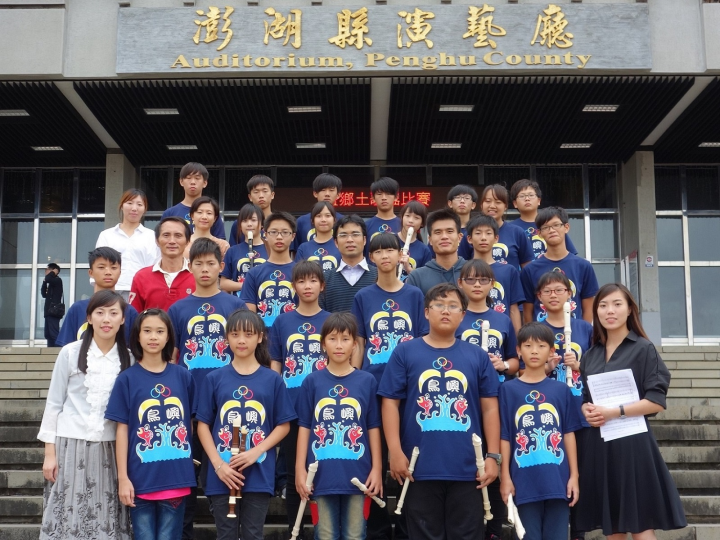 黃銘廣（三排右四）透過音樂演出陶冶孩子的性情，改變他們的氣質