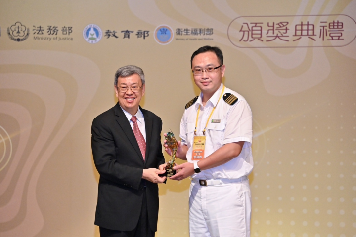 行政院長陳建仁出席112年全國反毒有功人士、團體頒獎典禮，與得奬人合影