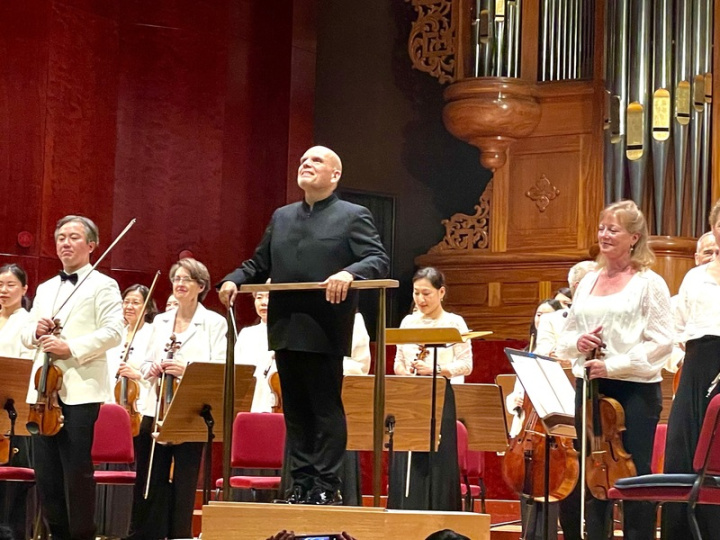 紐約愛樂音樂總監梵志登（Jaap van Zweden）（中）率團訪台，28日晚間在台北國家音樂廳演出，展現生氣蓬勃的紐約之聲。