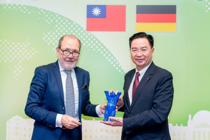 外交部長吳釗燮接受團長普羅爾致贈「柏林安全會議」吉祥物紀念品。