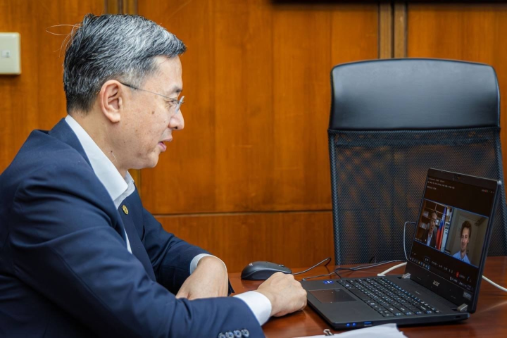 外交部政務次長李淳接受比利時荷語「時報」記者Roel Verrycken視訊專訪。