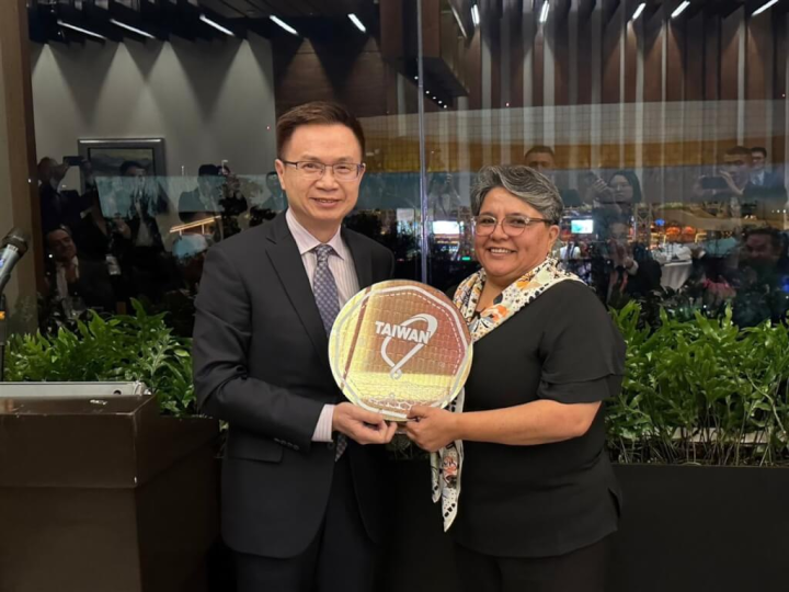 外貿協會董事長黃志芳（左）致贈具圓滿意涵的晶圓片給墨西哥經濟部長Raquel Buenrostro Sanchez，象徵台灣值得信賴的品質與創新。（貿協提供）