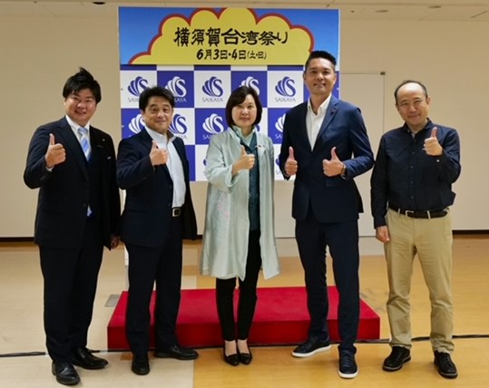 張處長與橫須賀市山本賢壽議員(右2)、渡邊光一議員(左2)及泉谷翔議員(左1)等合影