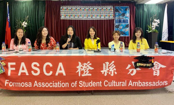 FASCA橙縣分會「跨區升學職涯講座」提供專業升學建議，也透過線上會議平臺開放線上交流與提問。圖右起諮詢導師廖美惠、會長于德翔、僑務委員張珮鑾、諮詢導師胡佳惠、講師胡愛美及胡美麗