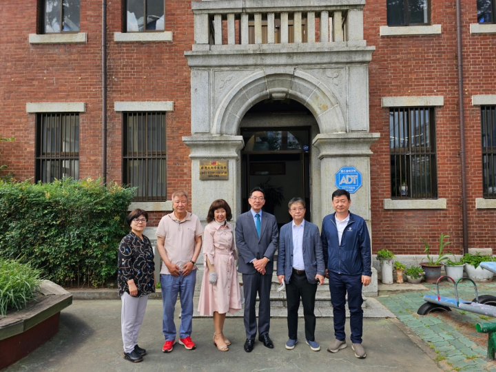 郭處長(右三)與大邱僑領合照。