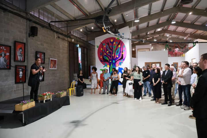 台灣原住民藝術家優席夫在「愛無界」畫展開幕活動中致詞，並與在場賓客互動。（駐以色列代表處提供）