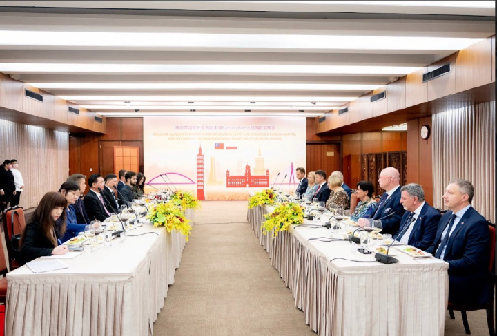 外交部長吳釗燮設宴歡迎波蘭眾議院外委會副主席Barbara Bartuś率領的跨黨派議員訪問團。