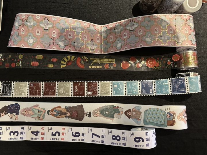 外貿協會籌組台灣文創設計拓銷團前進星、馬兩地，30日在新加坡舉辦洽談會，圖為其中一家紙膠帶業者展示的產品。