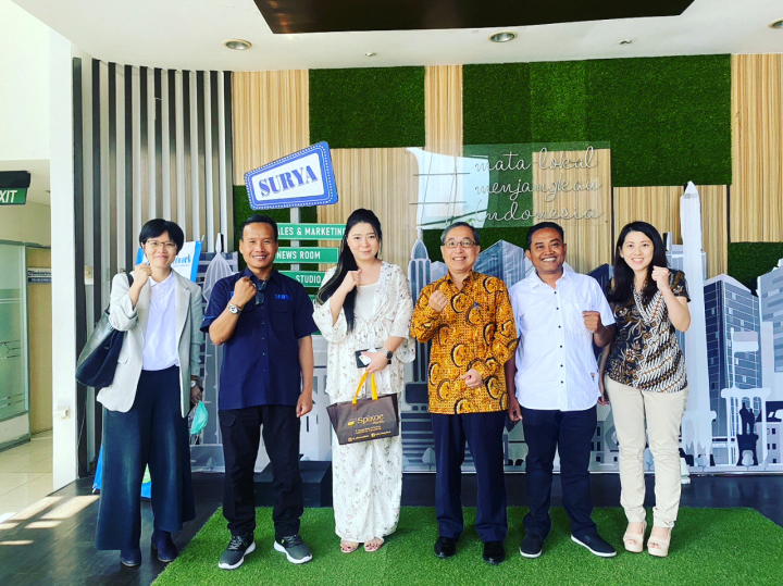 邱陳煜處長（右3）拜會蘇利亞日報（Harian Surya)，與總經理Margaretha Sandra(左3）及總編輯Tri Mulyono (右2）等合影