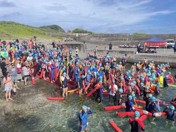 台東縣綠島鄉公所主辦2023綠島海上長泳活動，11日登場，吸引約700名參賽者共襄盛舉，運動之餘也能體驗綠島豐富海洋資源。（民眾提供）