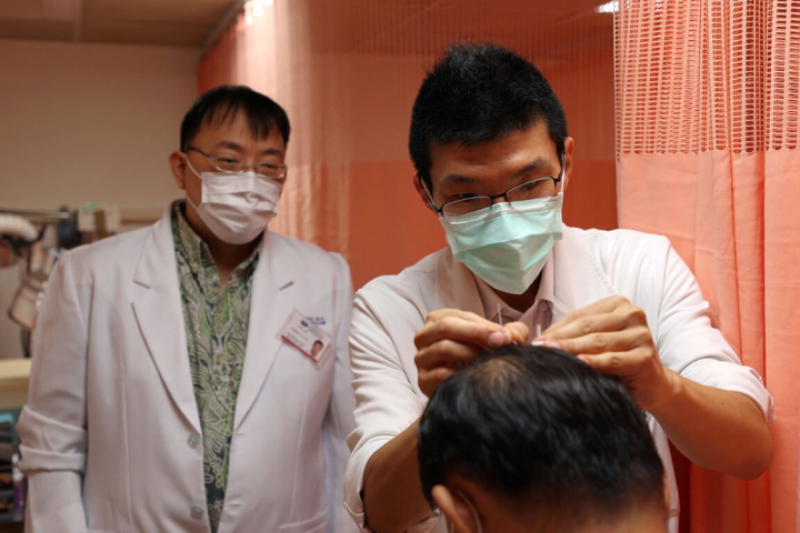 花蓮慈濟醫院指出，10名菲律賓衛生部官員及中華崇仁醫院教授19日至24日到院參訪，雙方簽署合作備忘錄，也參訪心血管暨粒線體相關疾病研究中心，觀摩中醫門診，實際學習中醫師問診、把脈、針灸等治療過程。（花蓮慈濟醫院提供）