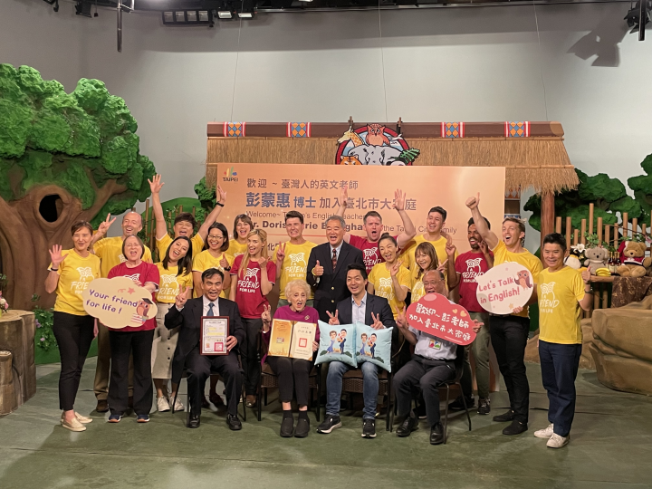 內政部戶政司林清淇司長、彭蒙惠老師、蔣萬安市長及空英教室同仁共同合影