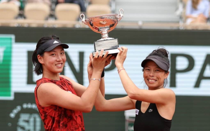 Taiwanese tennis player Hsieh Su-wei and her Chinese partner Wang Xinyu lift the French Open women's doubles trophy Sunday. Photo taken from the tournament's official twitter