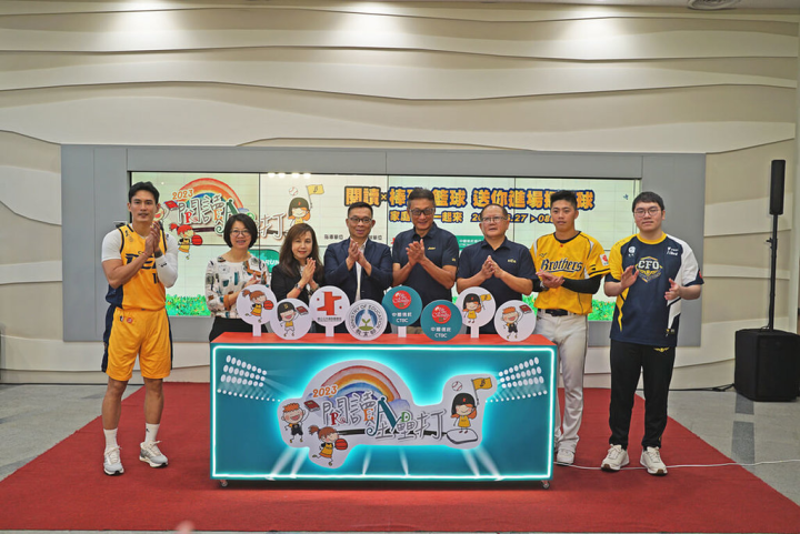 「2023閱讀全壘打－夢想象前行」19日在國立公共資訊圖書館舉辦記者會，教育部政務次長林明裕（左4）、國資圖館長馬湘萍（左3）、台中市立圖書館長曾惠君（左2）、中信金控暨中國信託銀行行政長高人傑（右4）、中信育樂董事長陳國恩（右3）及活動代言人呂彥青（右2）、林韋翰（左1）、黃楚軒（右1）一起啟動儀式。（國資圖提供）