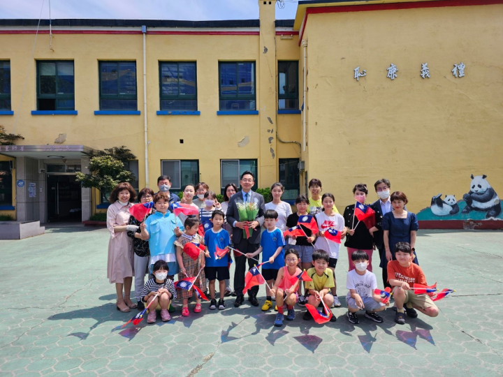 郭處長與大邱華僑小學師生合照。